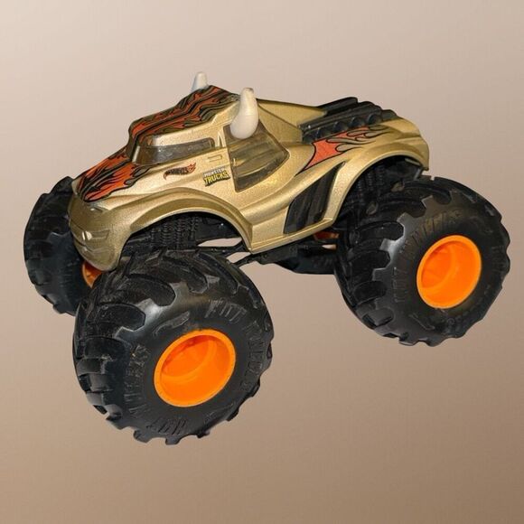 Hot Wheels Monster Jam Gold Steer Clear Diecast Monster Truck 1:64 B23 - Picture 2 of 9